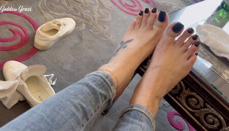 Sweaty feet after a walk in Paris - Goddess Grazi (MP4-HD 1080)