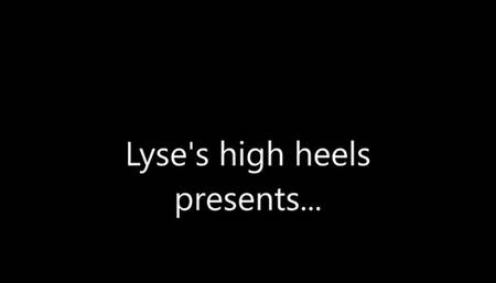 It's cracking under Rachel's boots !