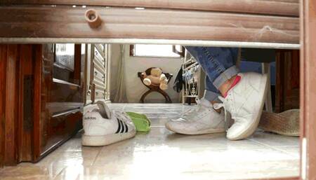 Someone is hiding behind my door AVI (1920x1080) FHD