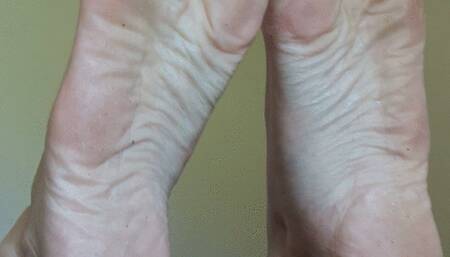 Delicious soles cumshot