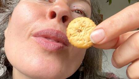 crunchy little crackers mov