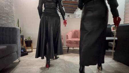 Sisters Kahina and Kalinda smoking in leather clothes