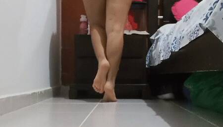 LEIDY WALKING BACKWARD VS EGG SHELLS LEIDY CAMINANDO DE ESPALDA CONTRA HUEVOS TANGA BLANCA