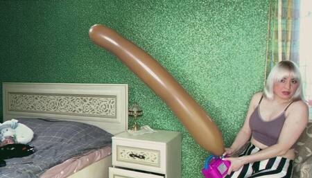 Alla destroys two balloons using an electric pump and a pencil