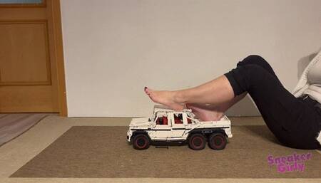 Sneaker-Girl Akira - Big 6x6 Toy Truck Crush