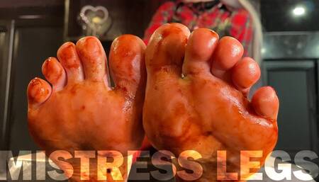 The Goddess has soiled her bare feet in coffee and teasing you on the table (MP4 4K)