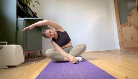 sexy girl strething avi