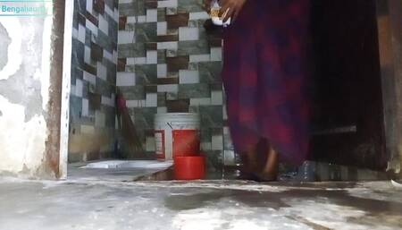 Bengali aunty kapda dho rahi thi chut dikha kar