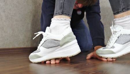 Mistress Anfisa - Ignorant she walks over his hands