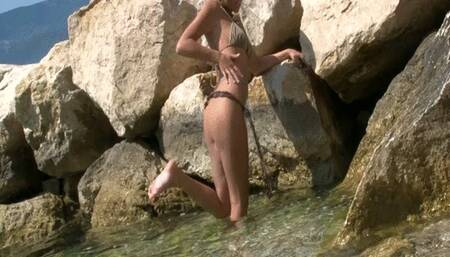 864 shorthaired Emili Hot bikiny babe in beach