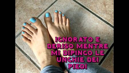 ignorato e deriso mentre mi dipingo le unghie dei piedi