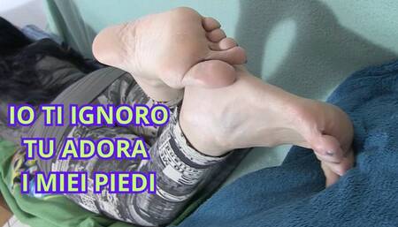 IO TI IGNORO MENTRE TU ADORI I MIEI PIEDI