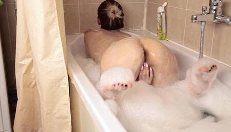 Do you want to come to me while I will take a shower? Oh, wow ! You see me naked and I am ready to play !