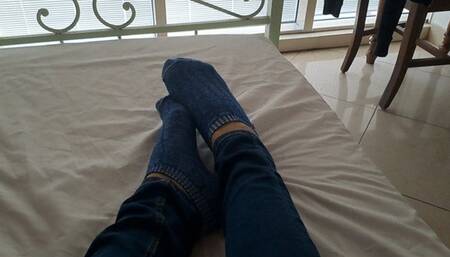 ITCHY FEET AND DIRTY TOES TO LICK