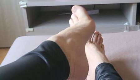 Barefeet posing on sofà