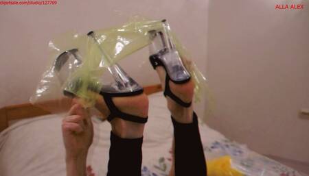 Alla inflates ten different plastic ones with her mouth and destroys them with her hands and B2P