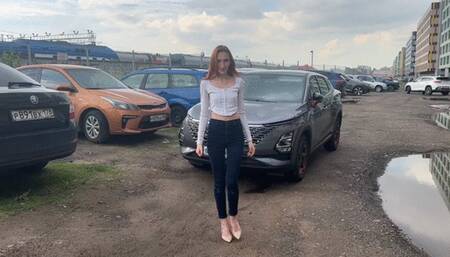 girl went for a walk in high-heeled shoes, but broke the heel, now she needs to go home to change the broken heel