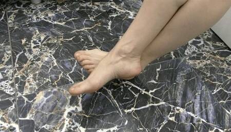 She's rubbing her feet together MP4 FULL HD 1080p
