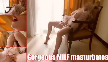 Gorgeous MILF masturbates