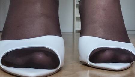 Manulady in nylons shows her feet part 1