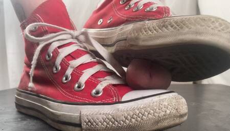 A Shoejob in well worn and dirty Converse Sneakers - Tramplegirl squeezes the cum out of his dick with her red chucks - slavecam only - HD