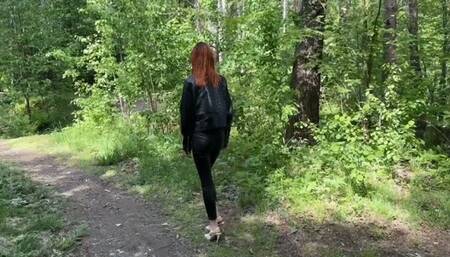 girl in the shoes seriously injured her leg, but she needs to walk through the mountains with her sore legI