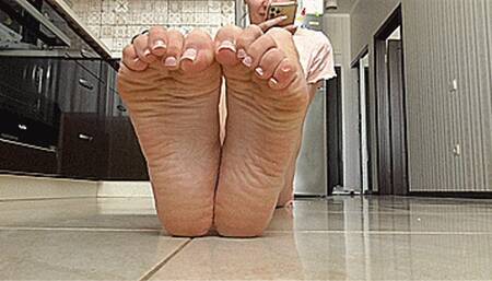 Wrinkled smelly feet! MP4