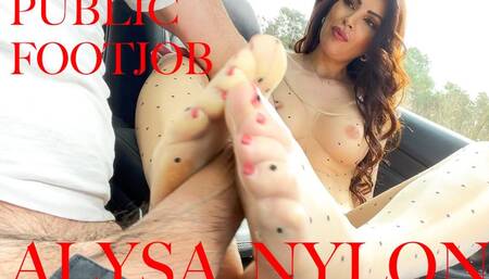 je m exhibe sur un parking de routiers avec fellation et footjob