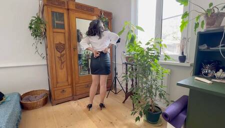 her sexy ass stuck in leather skirt