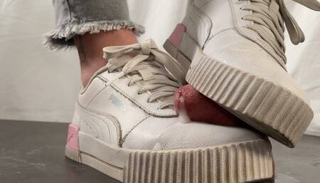 A Shoejob with Puma sneakers - CBT and Full Bodyweight Cockcrush - Sneakerfetish - slavecam only - 4k