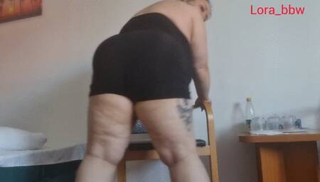 Lora_bbw rubs her pussy