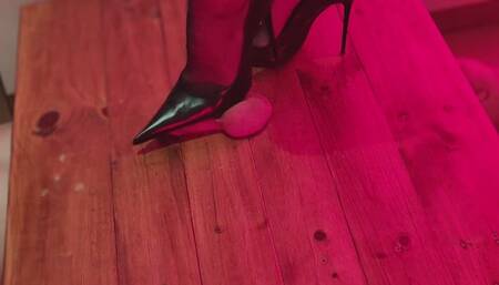 Red lights, high heels, huge cumshot