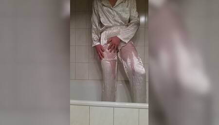 Selfpissing in Satin