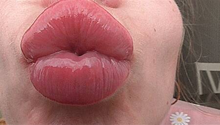 Sweet glossy kisses! MP4