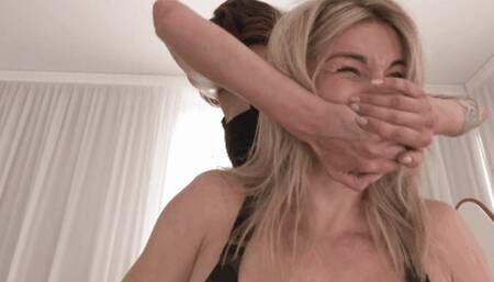 A visit to the wrong house: a big mistake for Valerie ( SMOTHER )