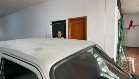 Ely with light jeans accelerates the Fiat to keep it on