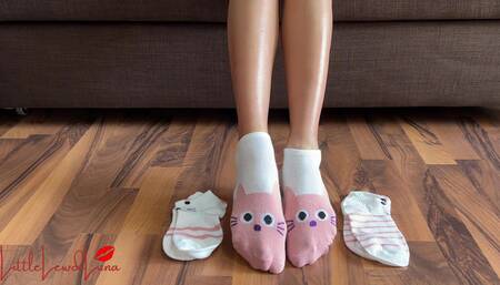 Asian Tries on Socks #1: Cute Kawaii