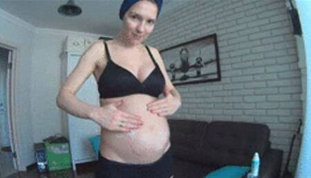 SPREAD LOTION ON PREGNANT BELLY