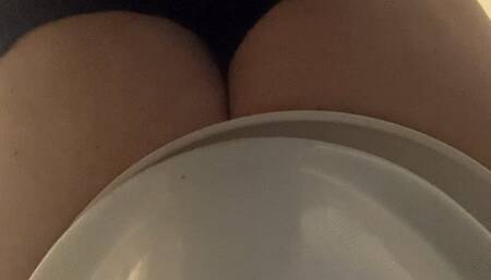 sweet excretion bit by bit, the pieces falling out make a strong splash splash