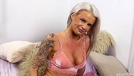 La Petite Blonde - Up Close
