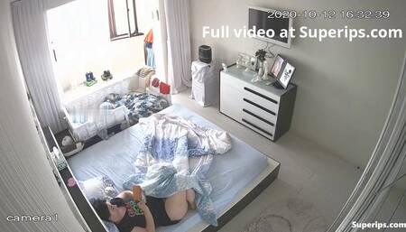 IPCAM – Russian chubby mom masturbates on her bed