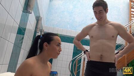 HUNT4K. Die Besitzerin Des Spas Kann Das Brillante  Mädchen