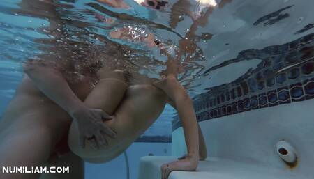 Underwater Fuck in the Pool in Vegas