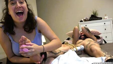 Lilli Bayle vs Susy la spia - Lilli Bayle vs Susy the spy (FOOT TICKLING)