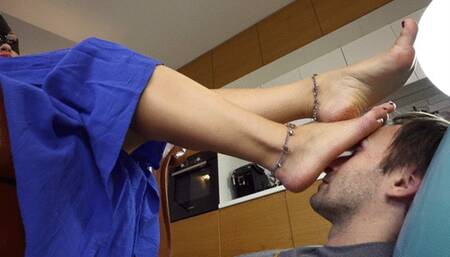 Catwoman Olena - Enjoy Footrest - Barefoot - HD 1280x720