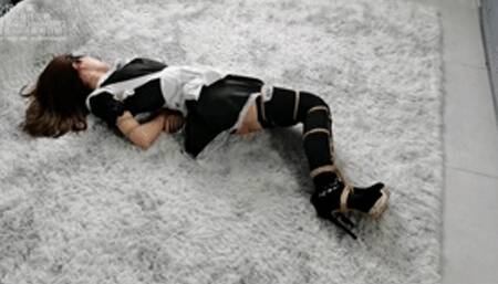 xy112-The maid in black stockings was tied up and struggled by the director