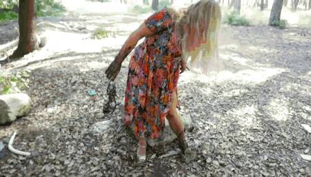 Elizabeth is walking AVI (1920x1080) FHD