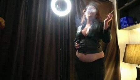 The fatty smoker has a new servant (wmv version)