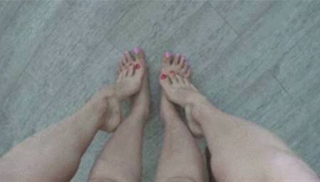 Pressing Evelinas toes and feet