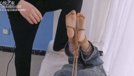 xy116 - Barefoot Chinese girl tied to the windowsill and playing with her feet